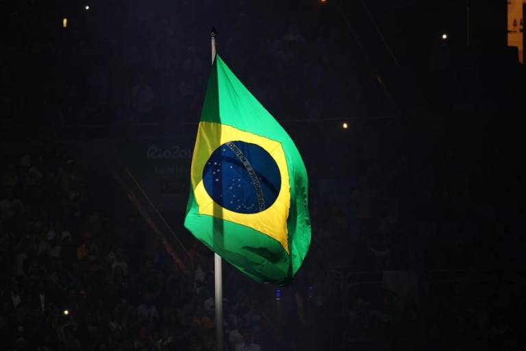 Sem auxílio e sob restrições da pandemia, economistas apontam risco de recessão no Brasil